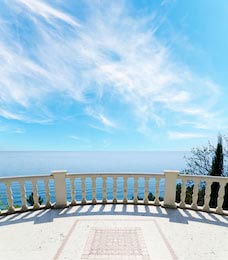 Вид на море с пасмурным небом с балкона 