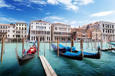 Гондолы на воде у зданий в Венеции, Италия