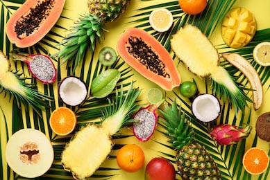 Экзотические фрукты и тропические пальмовые листья