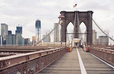 Бруклинский мост в Нью-Йорке на фоне хмурого города
