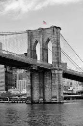 Бруклинский мост вид с воды в черно-белых тонах