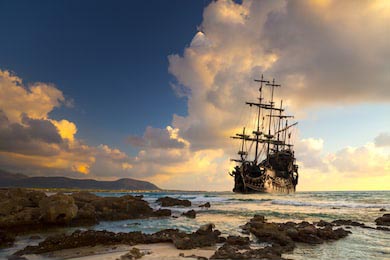 Пиратский корабль в открытом море на закате