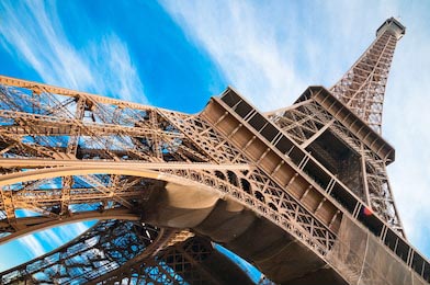 Эйфелева башня под нестандартным углом в Париже