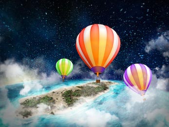 Полет воздушного шара над землей в облаках ночью