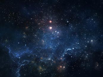 Темно-синее ночное небо с яркими звездами