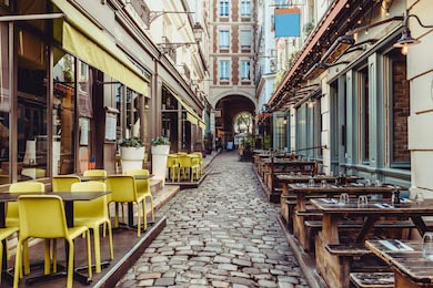 Бульвар Сан-Герман с кафе и пабами в Париже