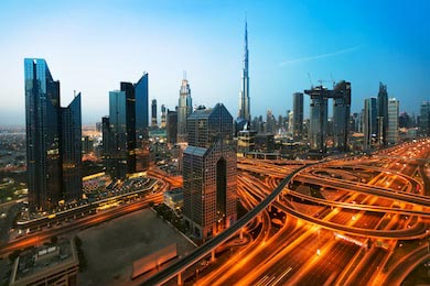 Панорамный вид на закат в мегаполисе Дубай