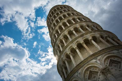 Пизанская башня в Пизе, Италия, славится наклоном