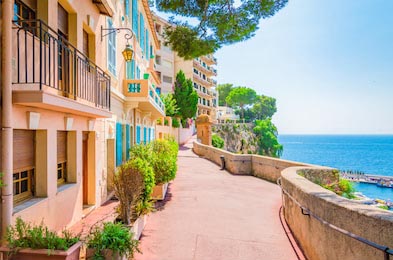 Монако с архитектурой и улицей вдоль океана