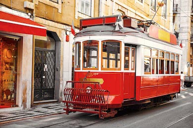 Ретро трамвай на улице в районе Алфама в Лиссабоне
