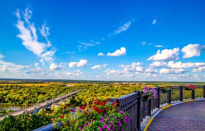 Вид с цветочного балкона на панораму горной долины