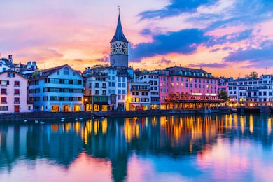 Закат на пирсе и набережной реки в Цюрихе