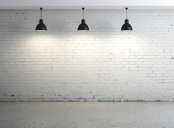 Комната с белой кирпичной стеной и светильниками