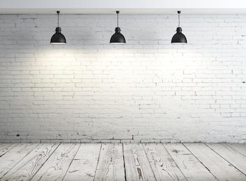 Черные потолочные светильники на кирпичной стене