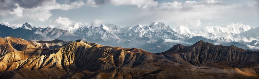 Вид на заснеженные горы в Верхнем Мустанге