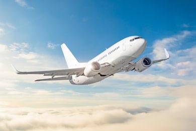 Пассажирский самолет летит над облачным небом