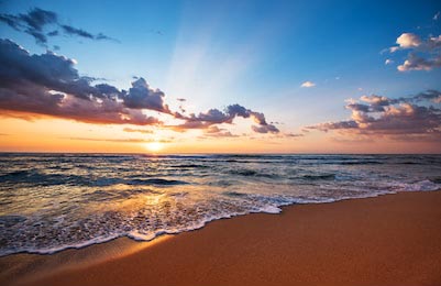 Красочный восход океанского пляжа