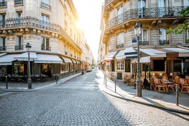 Вид на красивую террасу кафе в утреннем Париже