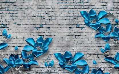 Синие стальные цветы на фоне старой кирпичной стены