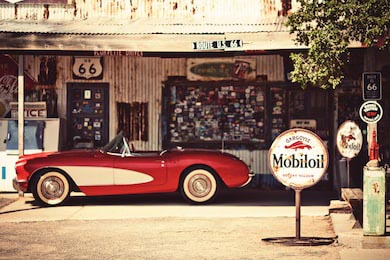 Универсам Hackberry с Corvette 1957 года на фасаде