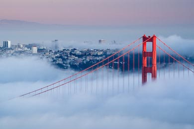 Золотые ворота Сан-Франциско на рассвете в тумане