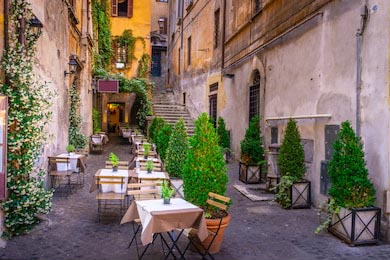 Уютная улица в центре города с уличным кафе в Риме