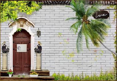 Вход в дом с кирпичной стеной и пальмой на фоне