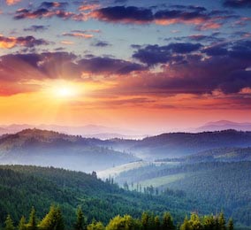Величественный закат в горах Карпаты, Украина