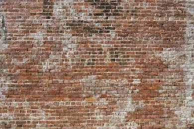 Старая коричневая кирпичная стена с белыми разводами