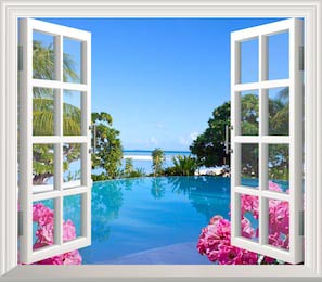 Красивый вид из окна на бассейн и голубое море