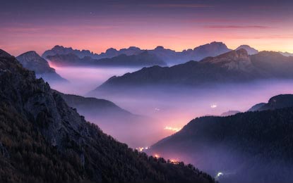 Пейзаж с альпийской горной долиной в тумане