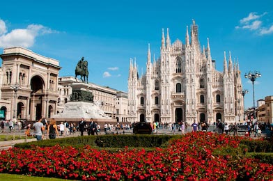 Вид на площадь и Миланский собор Дуомо в Италии