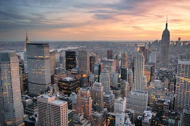 Вид на горизонт Нью-Йорка на закате с небоскребами