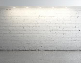 Кирпичная бетонная стена с потолочными светильниками