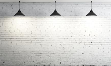 Потолочные светильники возле белой кирпичной стены