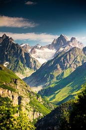 Красивая аллея в горах Кавказа в Верхней Сванетии