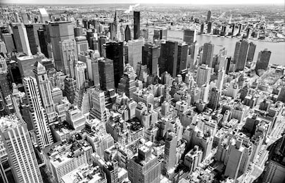 Вид с воздуха на черно-белый Манхэттен
