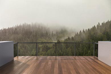 Балкон с ограждением и видом на туманный лес