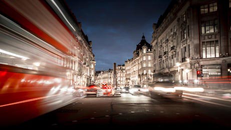 Абстрактный вид улиц Лондона ночью, Великобритания