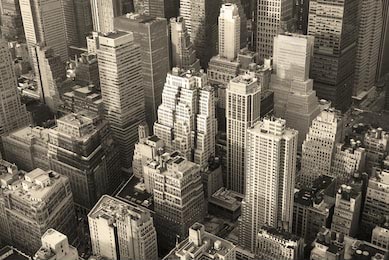 Черно-белый снимок Манхэттена с небоскребами