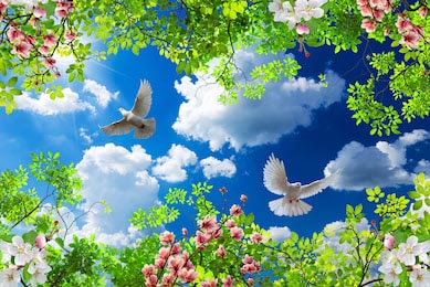 Голуби летают среди весенних цветов в солнечном небе