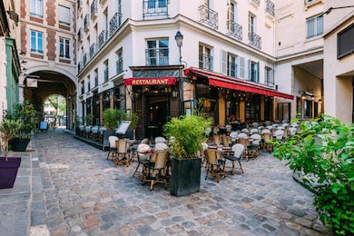 Улица возле бульвара Сан-Герман с кафе в Париже