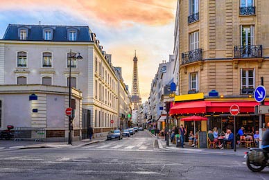 Уютный городской пейзаж улицы с кафе в Париже
