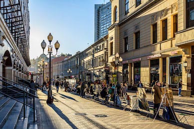 Художники на московском Арбате на закате дня