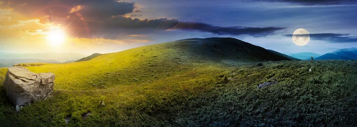 Солнце с луной над панорамой травянистого холма