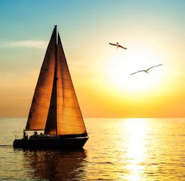 Романтическое путешествие на яхте во время заката