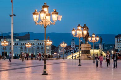 Ночная вид на городскую площадь Скопье с фонарями 
