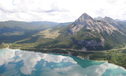 Вид на горы и скрытые озера с вертолета, Калгари