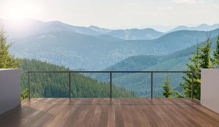 Пейзаж солнечного дня в горах с балкона
