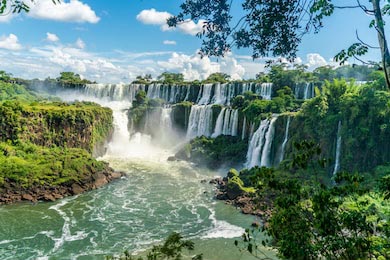 Часть водопада Игуасу, вид из аргентинского нацпарка